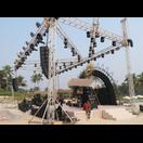 Am Strand vor einem Resort die Bühne für eine Hochzeit